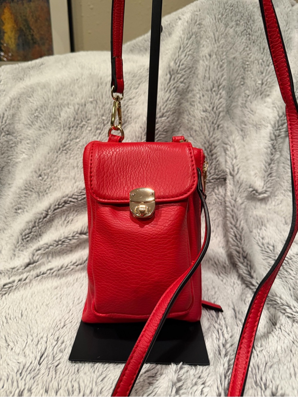 Compact Red Leather Crossbody Bag with Gold-Tone Clasp - Picture 13 of 13